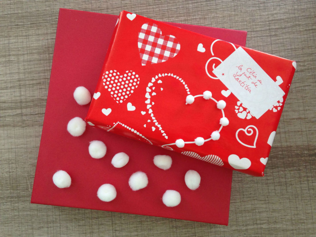 Papier d'emballage cadeau coeurs rouges unique de haute qualité Fond blanc.  Saint Valentin, Anniversaire Format A3 GP333 -  France